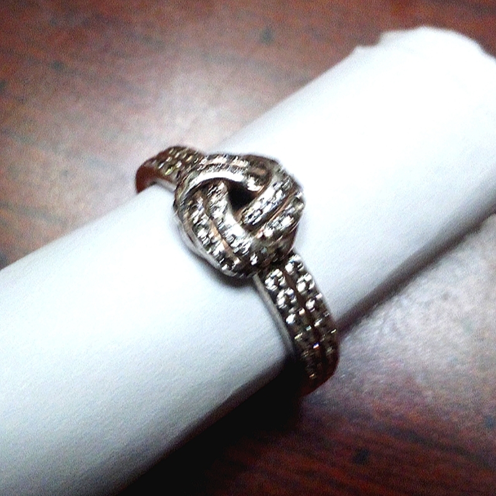 Ladies knot ring